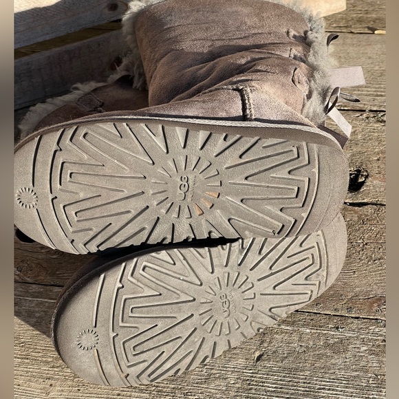 UGG Bailey Bow Tall gray suede Boots
Kids sz 13 - Picture 8 of 9